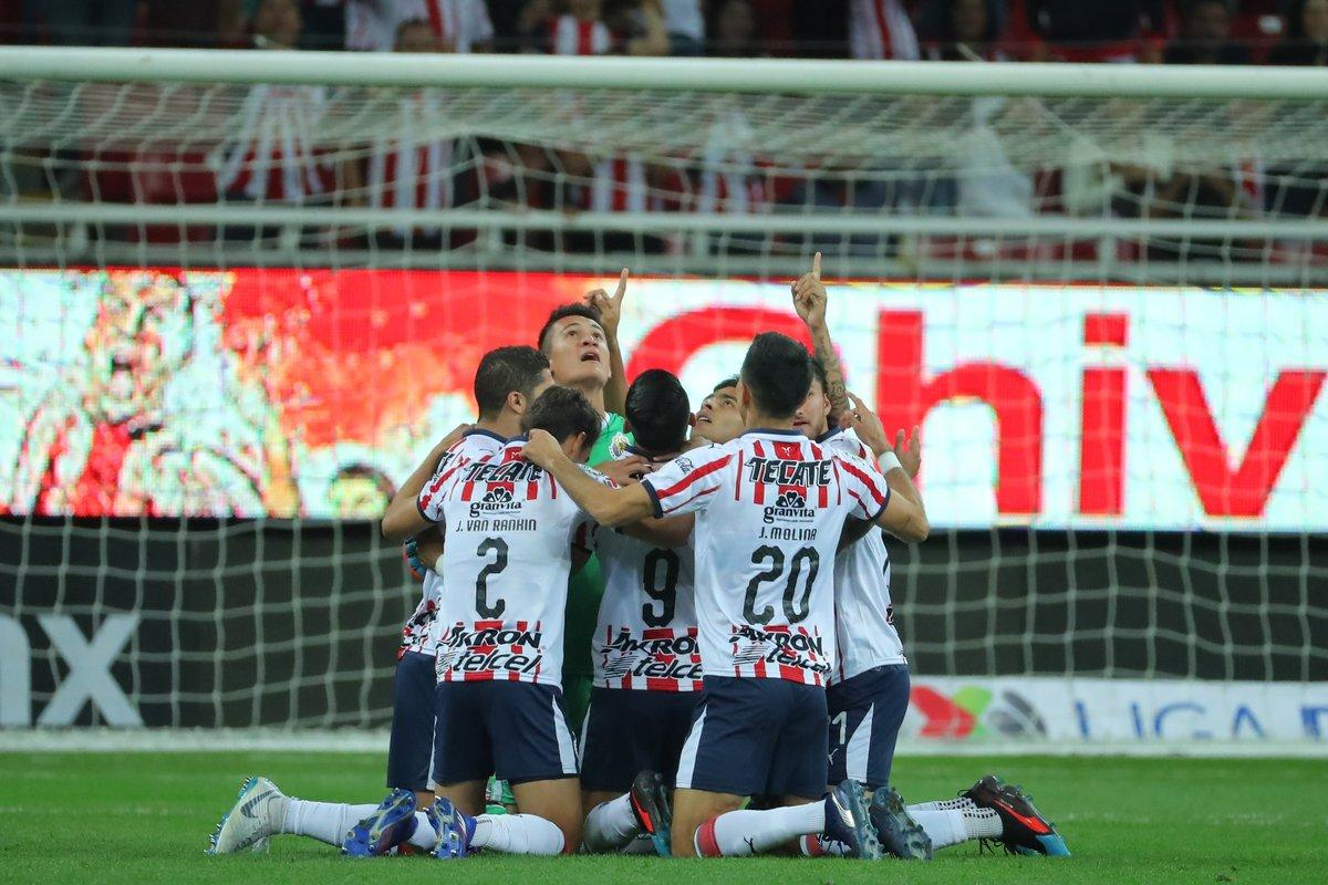 В лиге Мексики мяч подло прокатился по линии ворот, рефери 8 минут смотрел повтор: видео