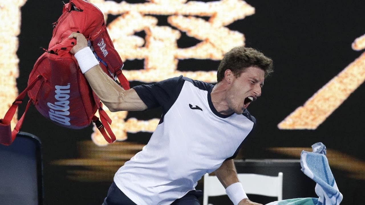 Теннисист со скандалом покинул Australian Open, он бросил сумку и накричал на судью: видео Теннисист со скандалом покинул Australian Open, он бросил сумку и накричал на судью: видео