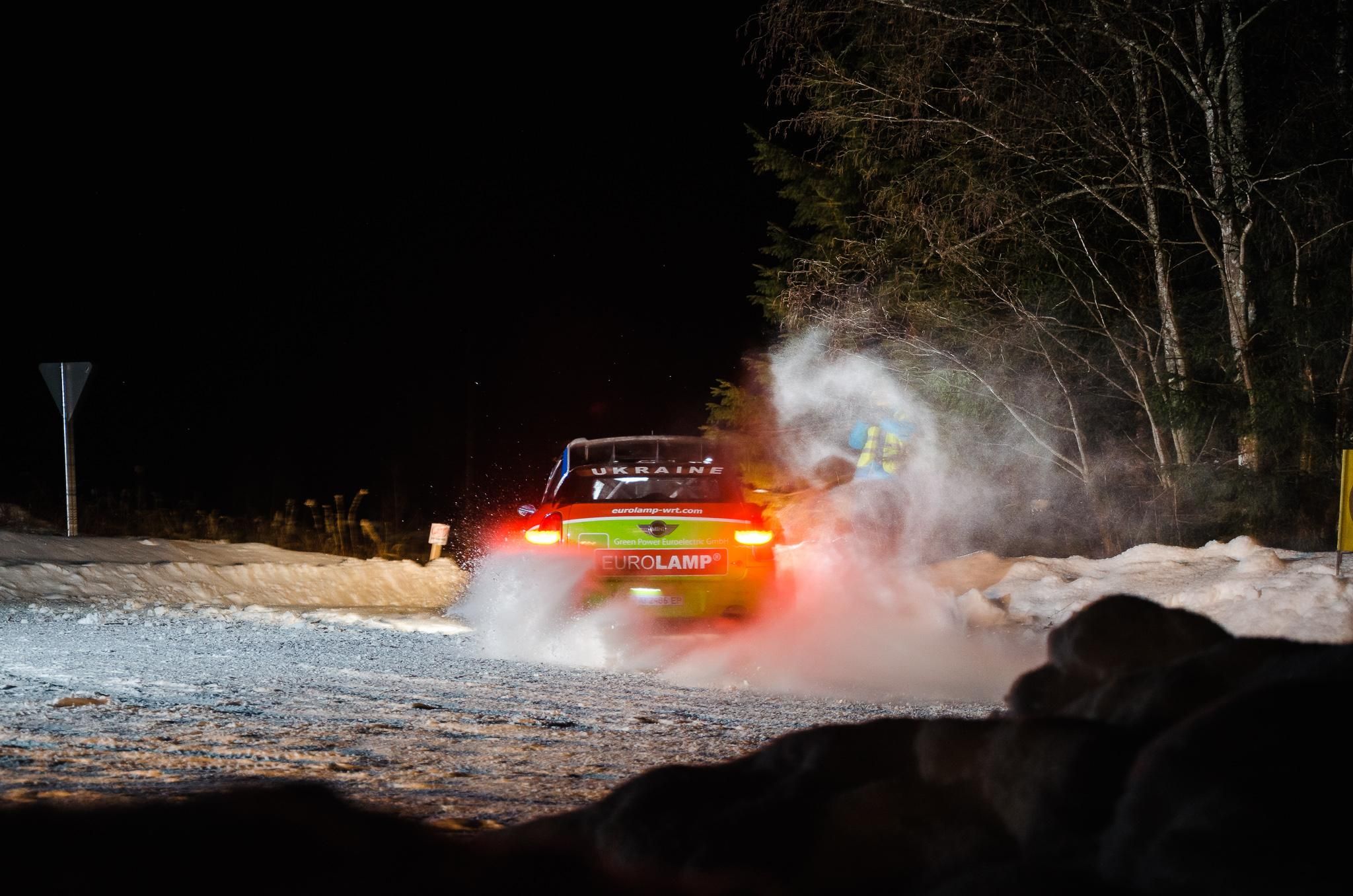 Як виглядають нічні перегони засніженою трасою на ралі: неймовірне відео за участі українця Як виглядають нічні перегони засніженою трасою на ралі: неймовірне відео за участі українця