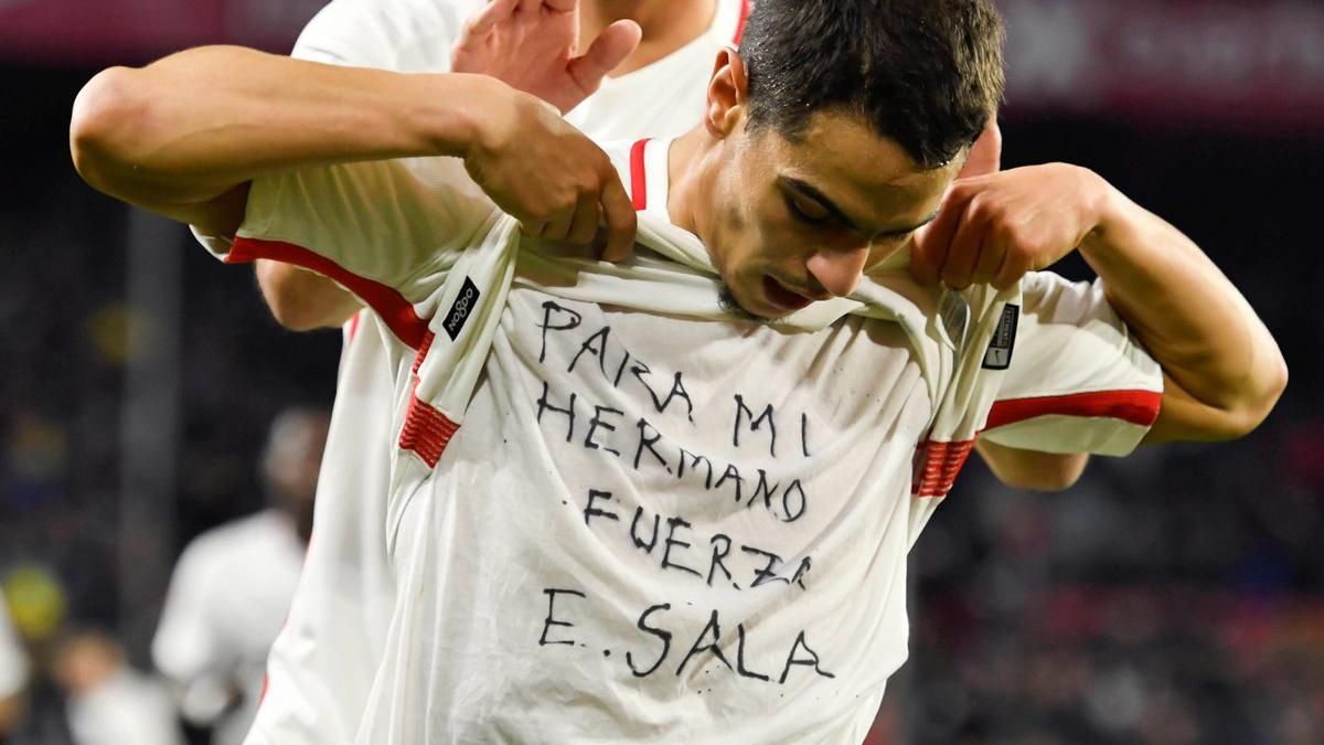 Форвард "Севильи" посвятил Эмилиано Сали гол в ворота "Барселоны": фото и видео