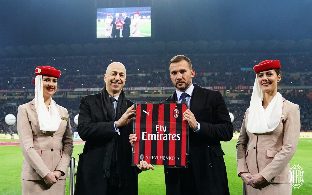 Фанаты "Милана" горячо встретили Шевченко, клуб вручил ему памятную награду: видео