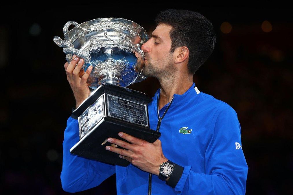 Джокович феєрично відсвяткував перемогу на Australian Open: серб станцював і позбувся кросівок Джокович феєрично відсвяткував перемогу на Australian Open: серб станцював і позбувся кросівок