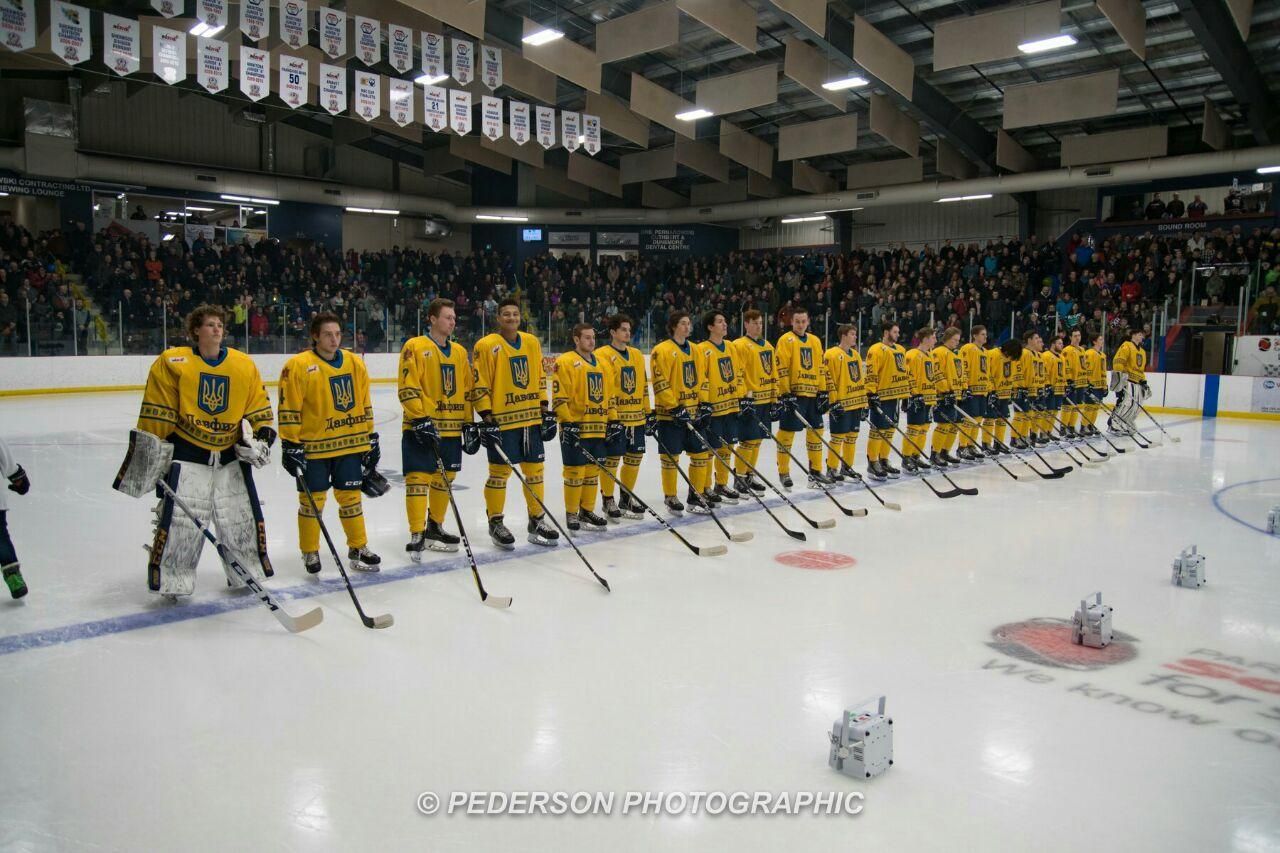 В Канаде хоккеисты вышли на лед в вышиванках с трезубцем, а лед забросали колбасой: фото и видео В Канаде хоккеисты вышли на лед в вышиванках с трезубцем, а лед забросали колбасой: фото и видео