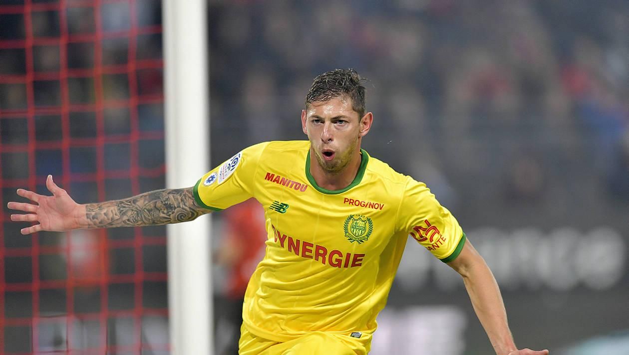 "Арсенал" включив безвісти зниклого Еміліано Салу у заявку на матч з "Кардіффом" "Арсенал" включив безвісти зниклого Еміліано Салу у заявку на матч з "Кардіффом"