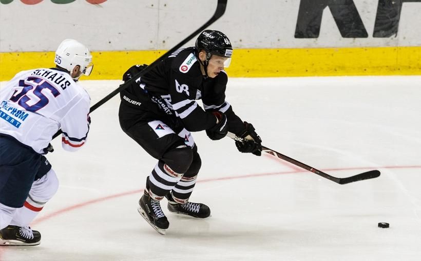 Российский хоккеист забросил роковую шайбу в собственные ворота: шокирующее видео Российский хоккеист забросил роковую шайбу в собственные ворота: шокирующее видео