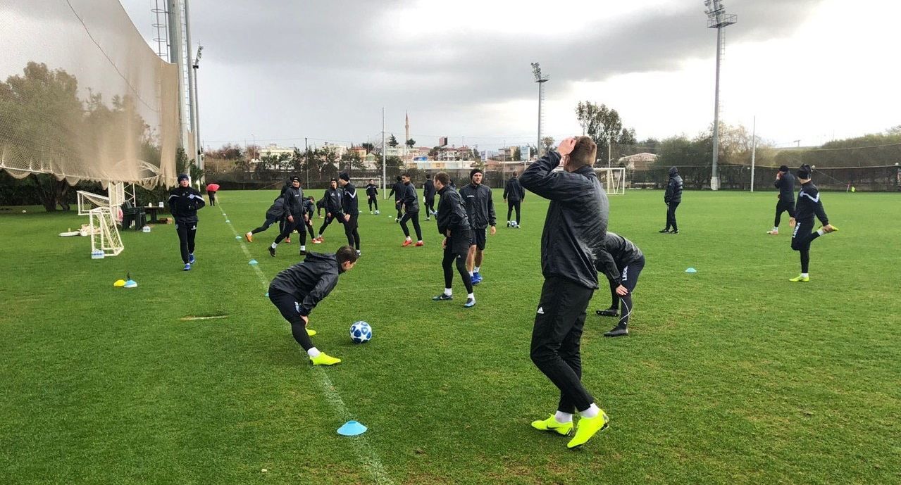 "Черноморец" смешно прикрыл новичков клуба куском газона: фото "Черноморец" смешно прикрыл новичков клуба куском газона: фото