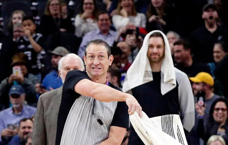 В НБА стая летучих мышей атаковала баскетболистов, пришлось остановить матч: видео