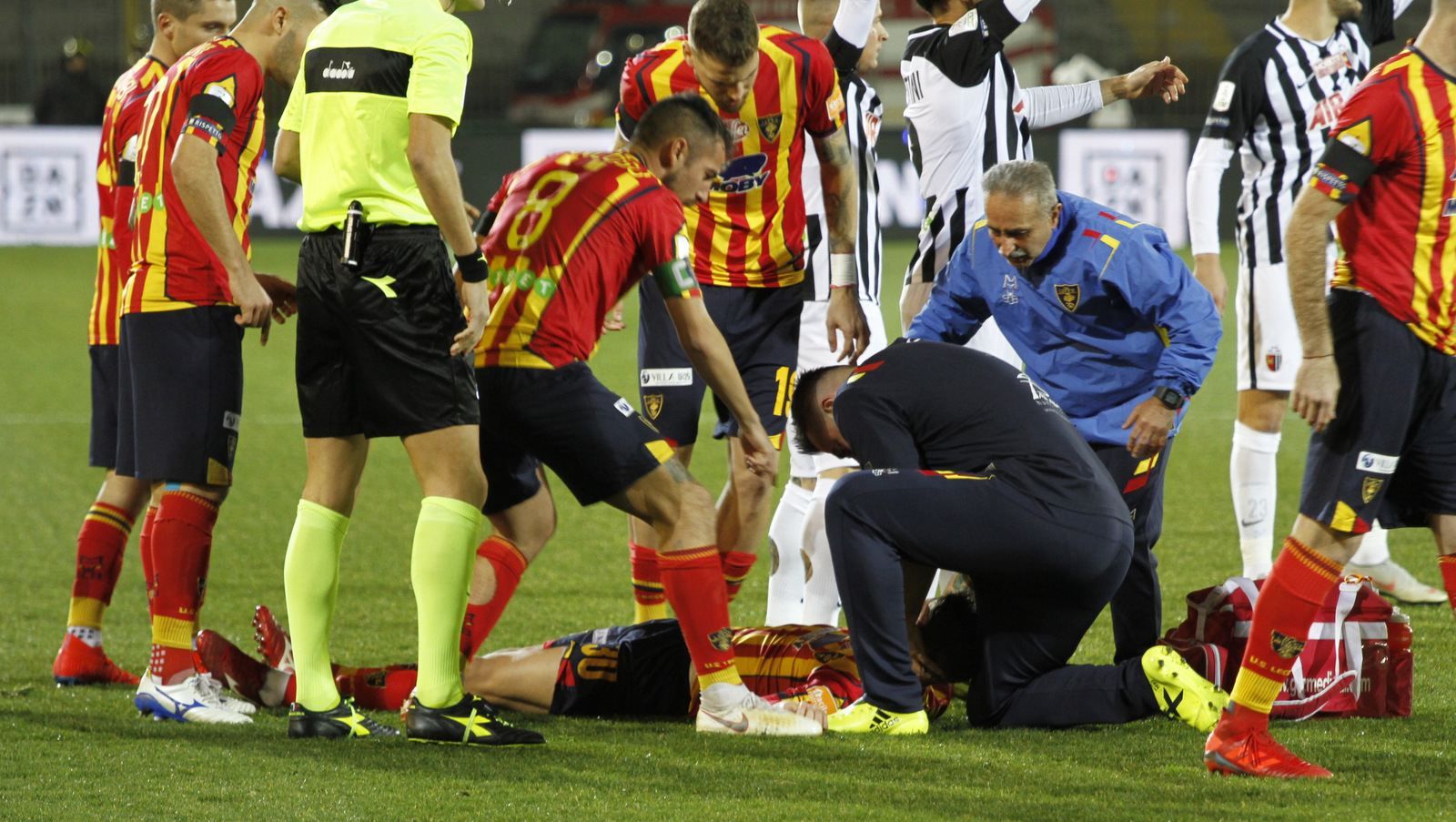 В Італії страшна травма футболіста стала причиною перенесення матчу: відео інциденту