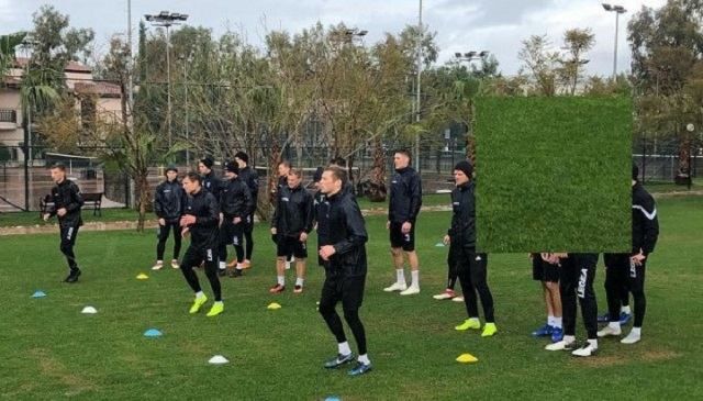 Українські клуби кумедно затролили "Чорноморець" за приховування новачків: фото Українські клуби кумедно затролили "Чорноморець" за приховування новачків: фото