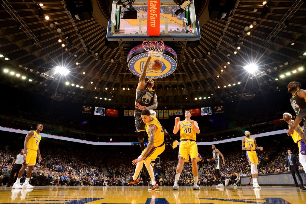 Баскетболист "Голден Стейт" грубо повалил партнера Михайлюка, едва не возникла драка: видео