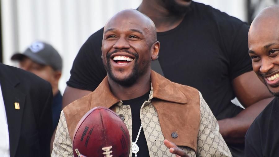 Флойд Мейвезер показал свой автопарк, Майбах, Феррари и семь Роллс-Ройсов: видео Флойд Мейвезер показал свой автопарк, Майбах, Феррари и семь Роллс-Ройсов: видео