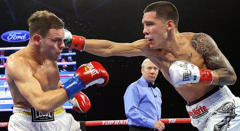 Італійський боксер освідчився дівчині в ринзі після ганебної поразки нокаутом: відео Італійський боксер освідчився дівчині в ринзі після ганебної поразки нокаутом: відео