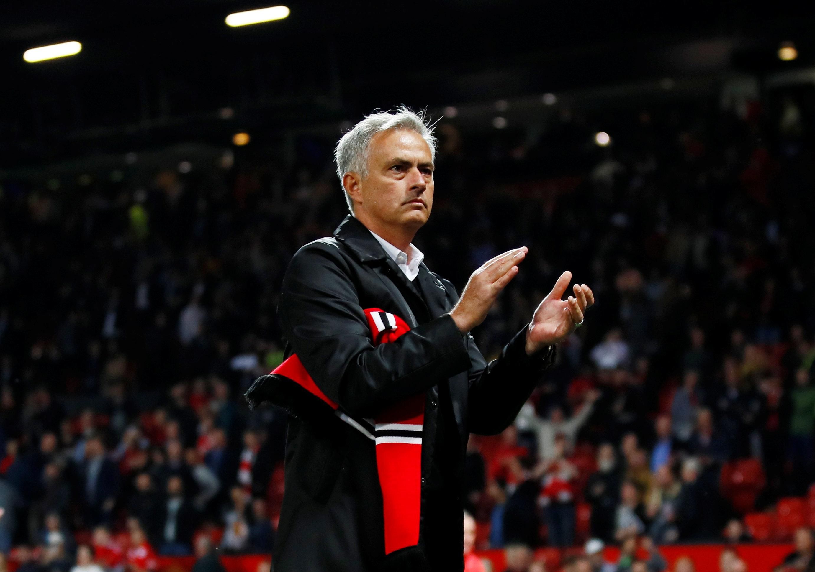 Жозе Моуринью смешно упал во время хоккейного матча в России: курьезное видео Жозе Моуринью смешно упал во время хоккейного матча в России: курьезное видео