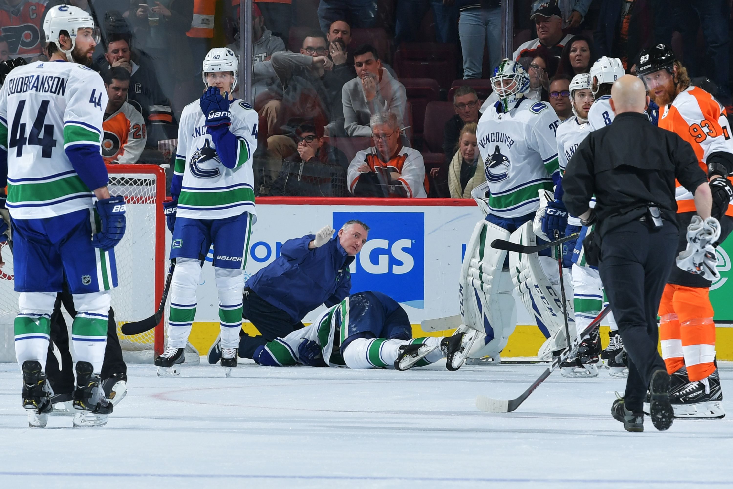 В матче НХЛ хоккеист нелепо ударился головой об лед и не смог самостоятельно подняться: видео