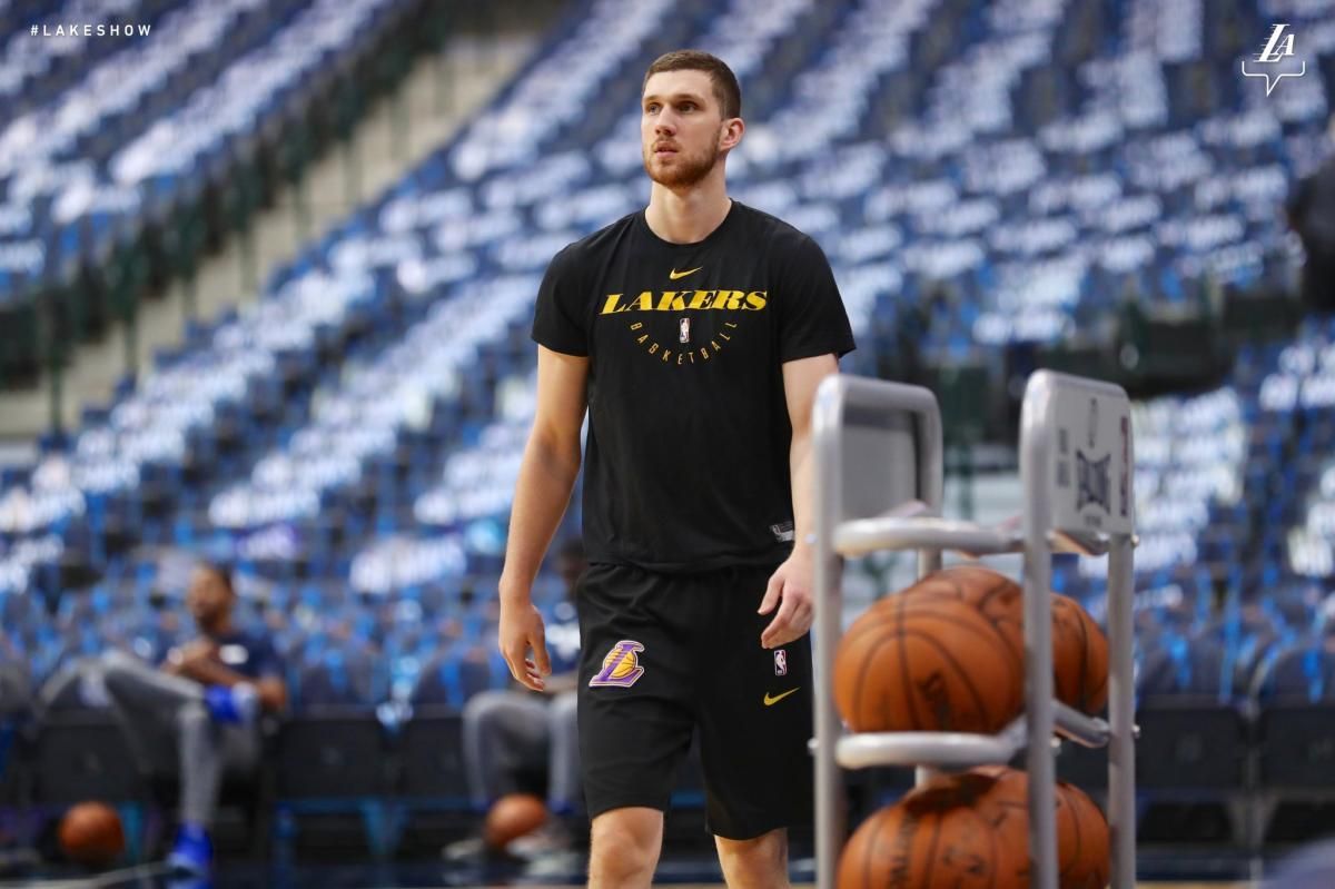 Українець Михайлюк вперше приміряв форму нового клубу НБА: фото Українець Михайлюк вперше приміряв форму нового клубу НБА: фото