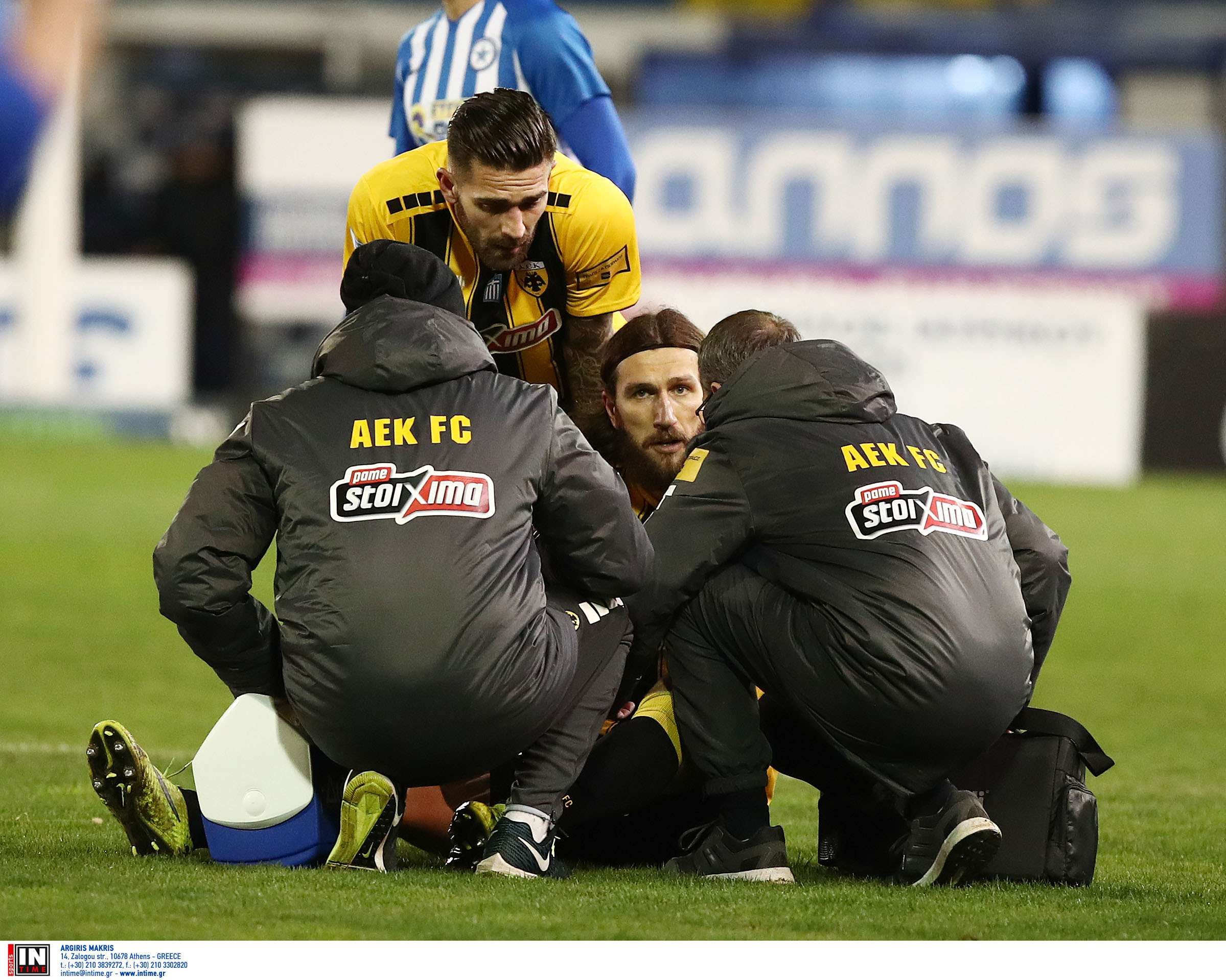 Чигринский получил травму в матче Кубка Греции, его с поля унесли медики: фото