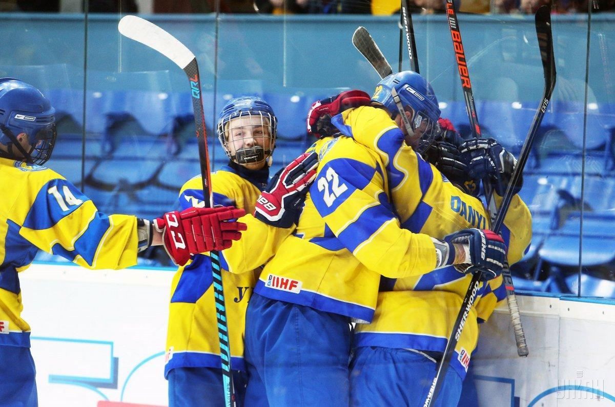 Сборная Украины по хоккею одержала историческую победу на международном турнире: видео