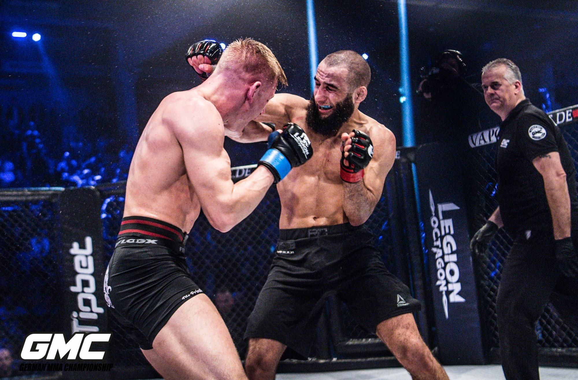 На турнире по MMA произошла массовая драка из-за рефери: видео На турнире по MMA произошла массовая драка из-за рефери: видео