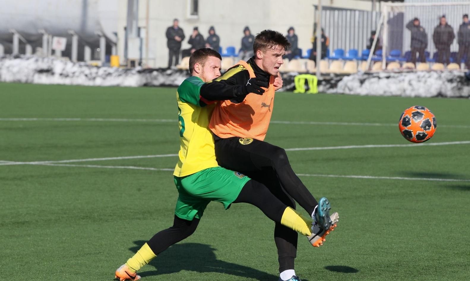 Контрольний поєдинок "Рух" – "Нива" перервали через аномальні букмекерські ставки: відео Контрольний поєдинок "Рух" – "Нива" перервали через аномальні букмекерські ставки: відео