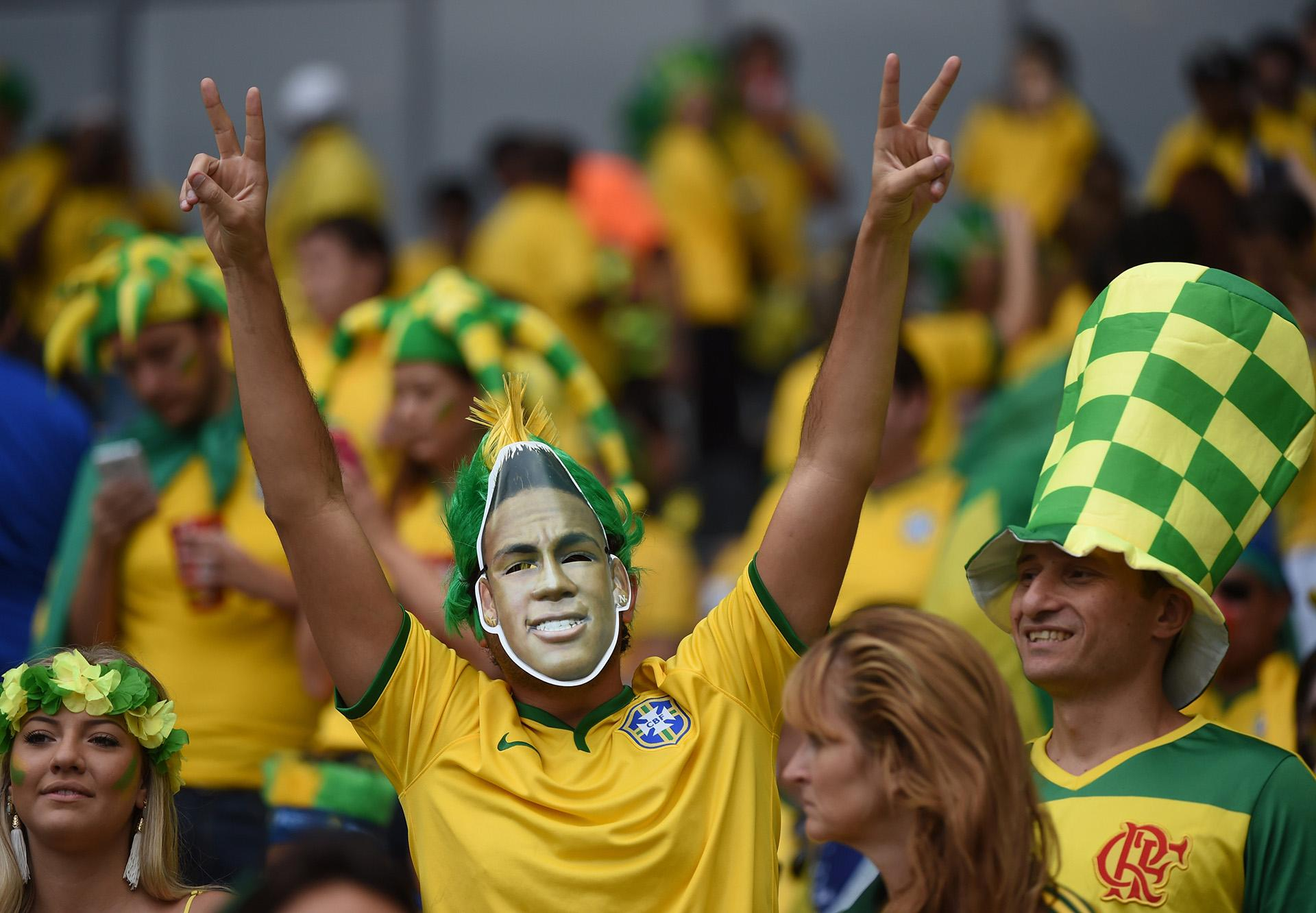 Комментатор забавно изобразил гоночный болид во время атаки футболиста: видео