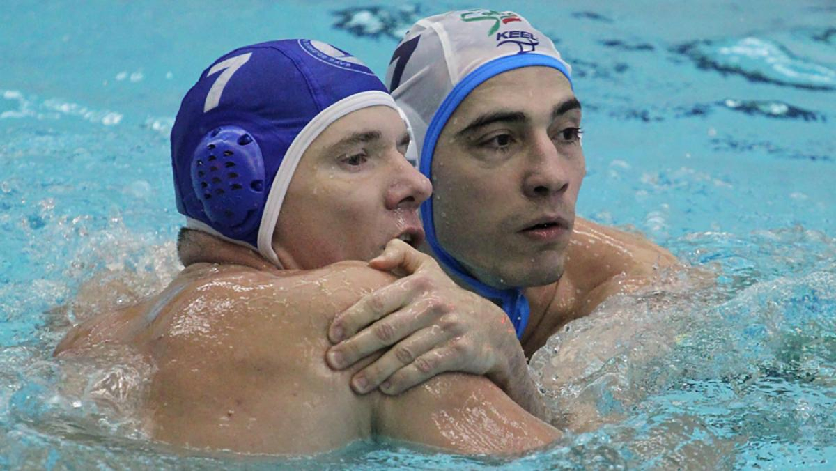 В России ватерполисты устроили массовую драку прямо в бассейне во время матча: видео