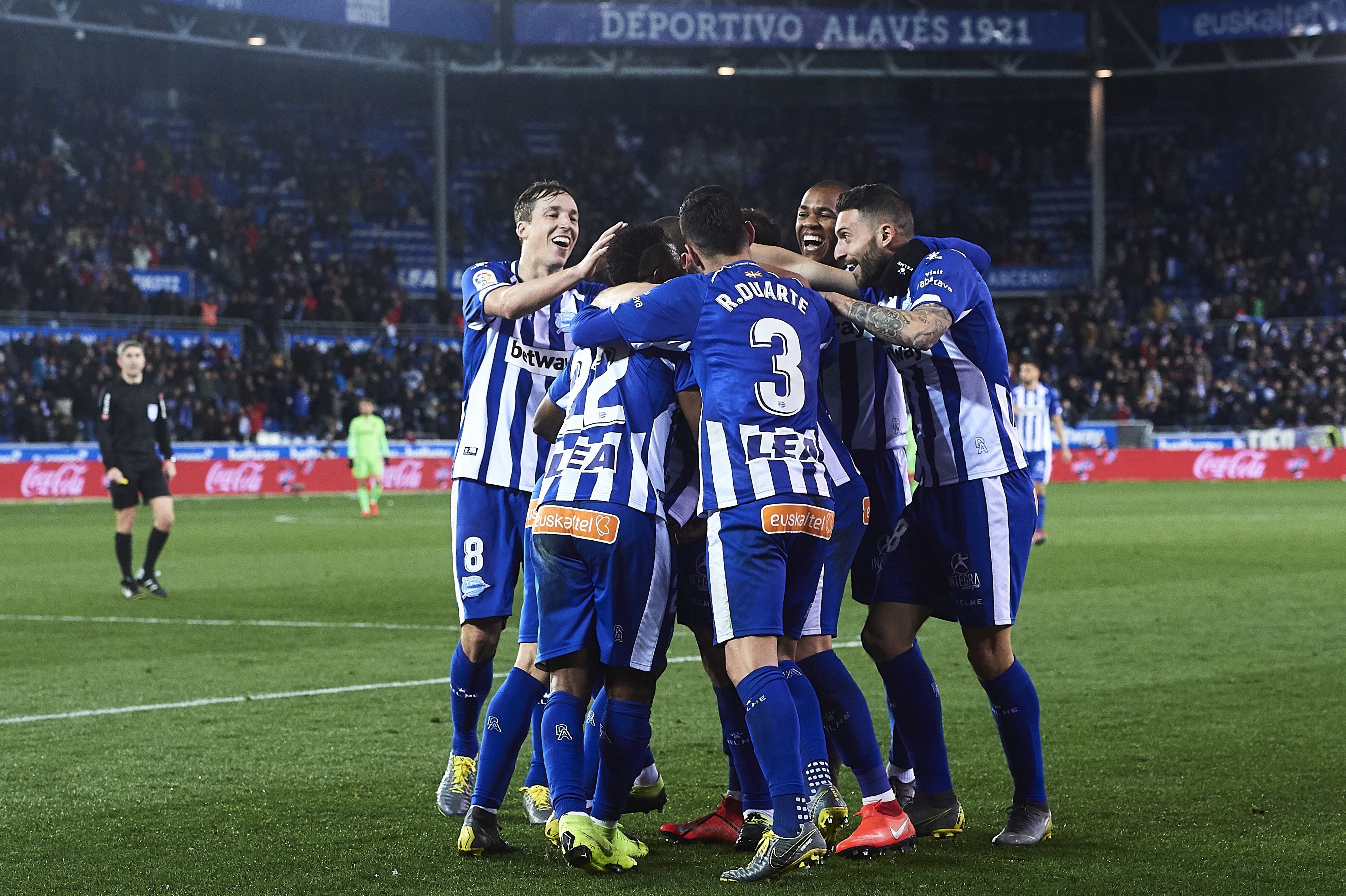 В Испании футбольные болельщики устроили жуткий протест с гробом: видео В Испании футбольные болельщики устроили жуткий протест с гробом: видео