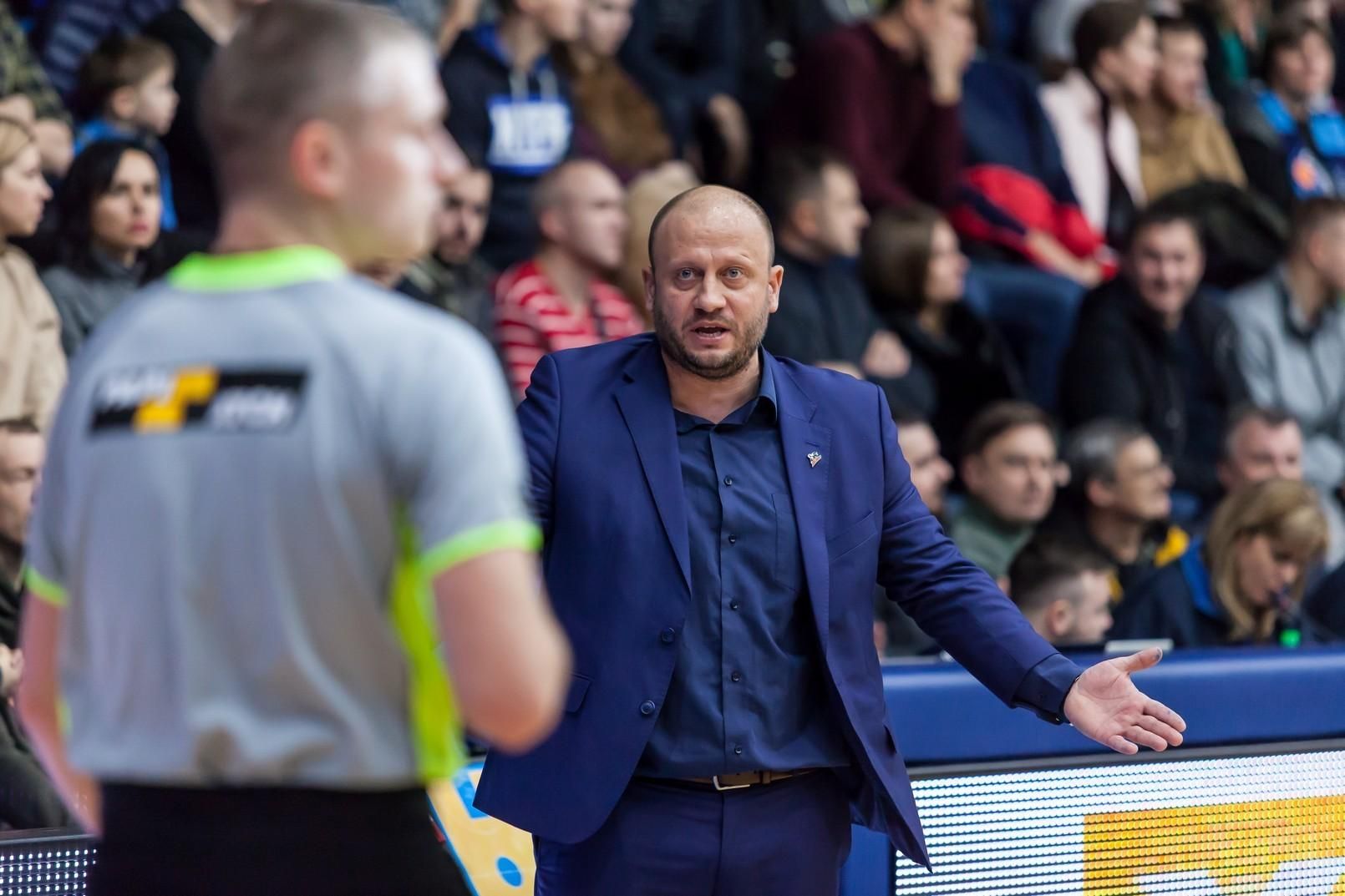 Три українські арбітри відсторонені від суддівства через помилки та зобов’язані сплатити штраф Три українські арбітри відсторонені від суддівства через помилки та зобов’язані сплатити штраф