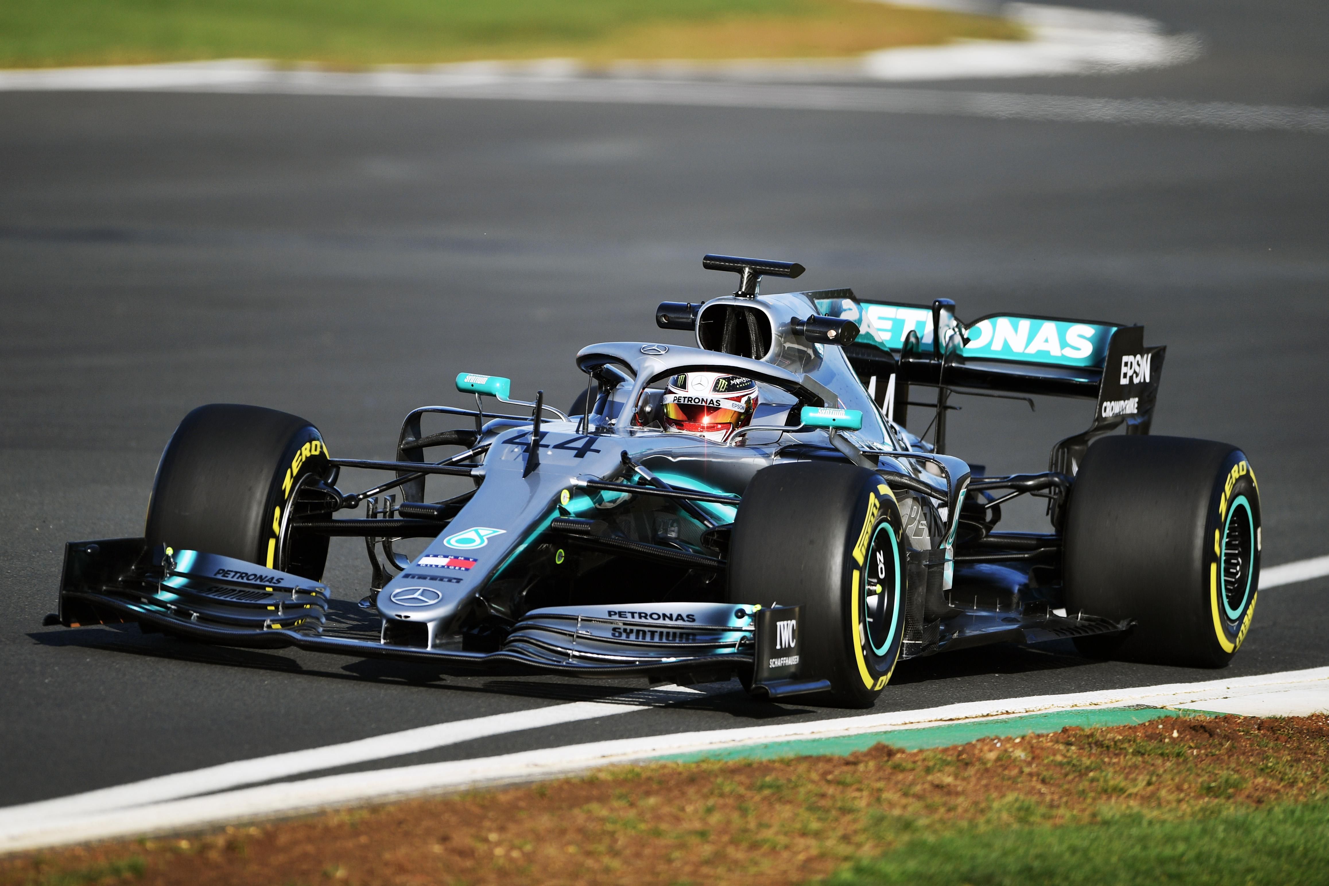Хэмилтон впервые опробовал новый болид Mercedes для Формулы-1: яркое видео