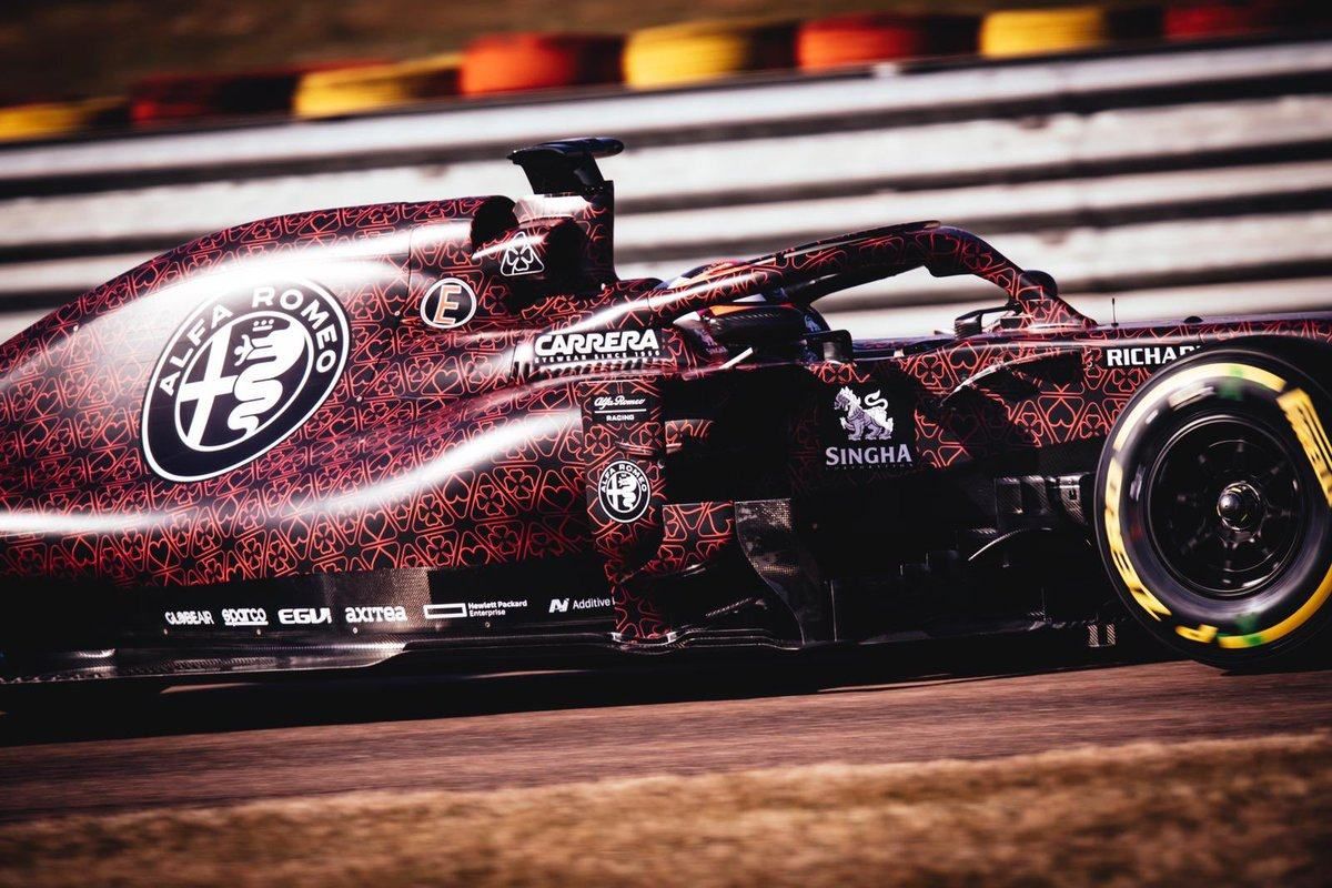 Кими Райкконен представил ливрею Alfa Romeo Racing для Формулы-1: фото