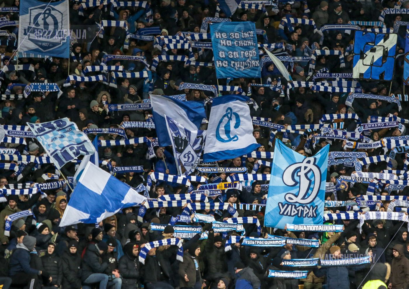 Фанаты "Динамо" подрались с полицией на стадионе "Олимпиакоса": видео