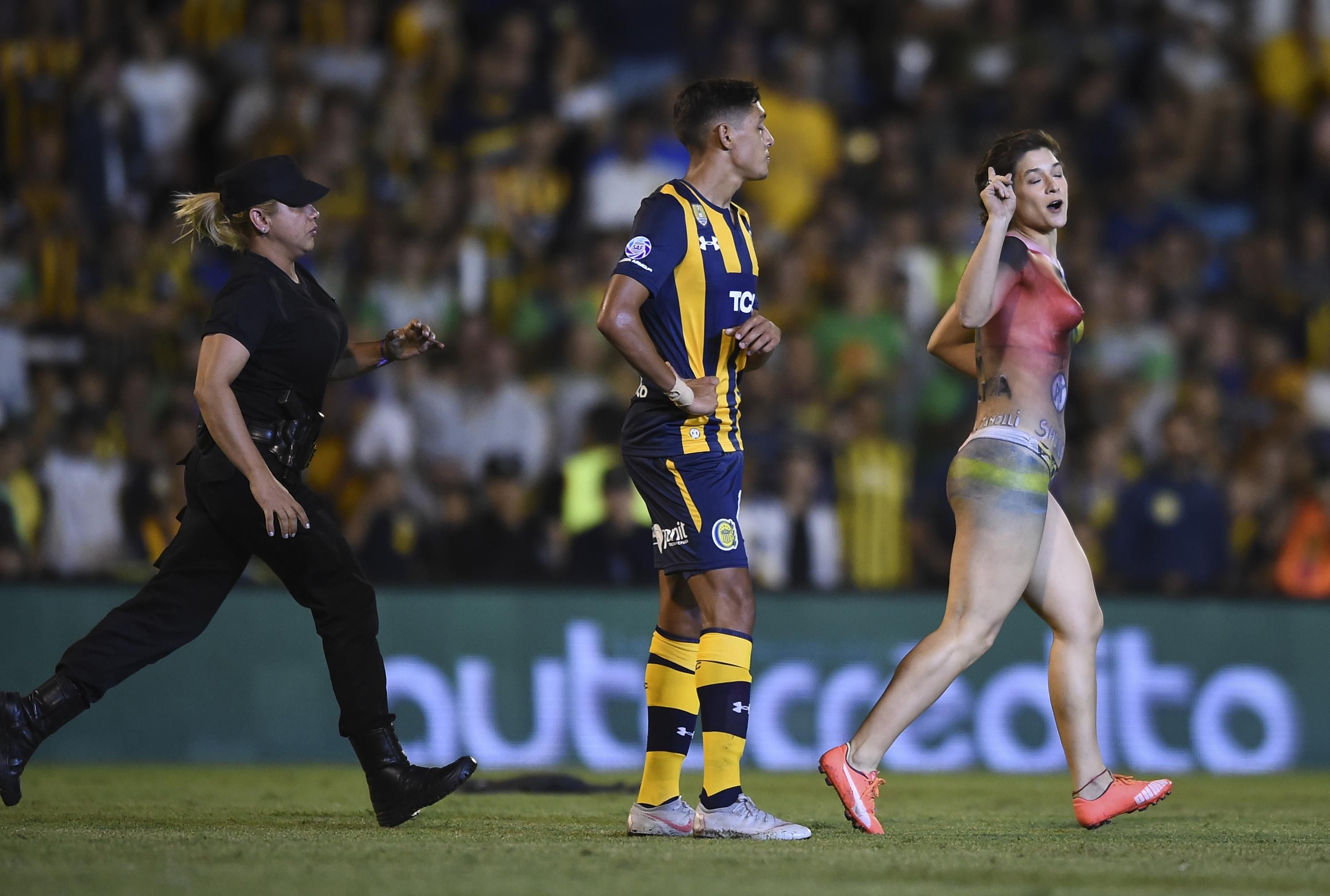 Обнаженная женщина и пес прервали футбольный матч в Аргентине: видео Обнаженная женщина и пес прервали футбольный матч в Аргентине: видео