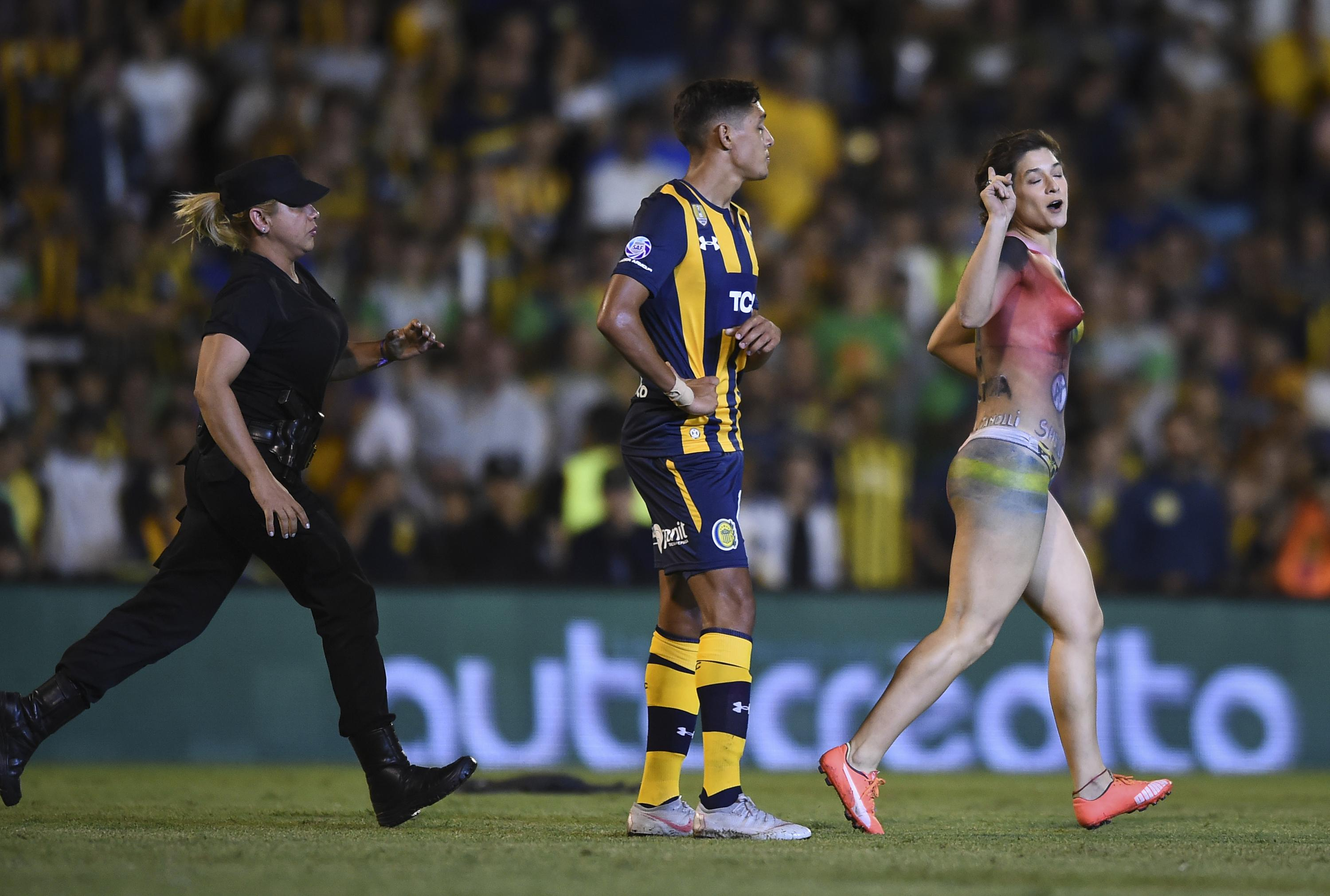 Обнаженная женщина и пес прервали футбольный матч в Аргентине: видео