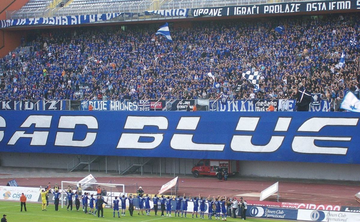 Фанаты "Динамо" Загреб вывесили украинский флаг во время матча Лиги Европы: фотофакт