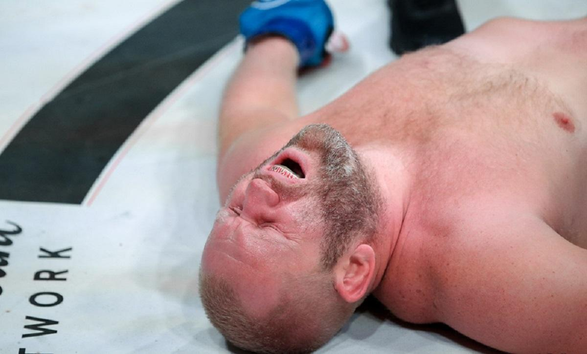 Американец Митрион нокаутировал россиянина Харитонова ударом между ног: головокружительное видео