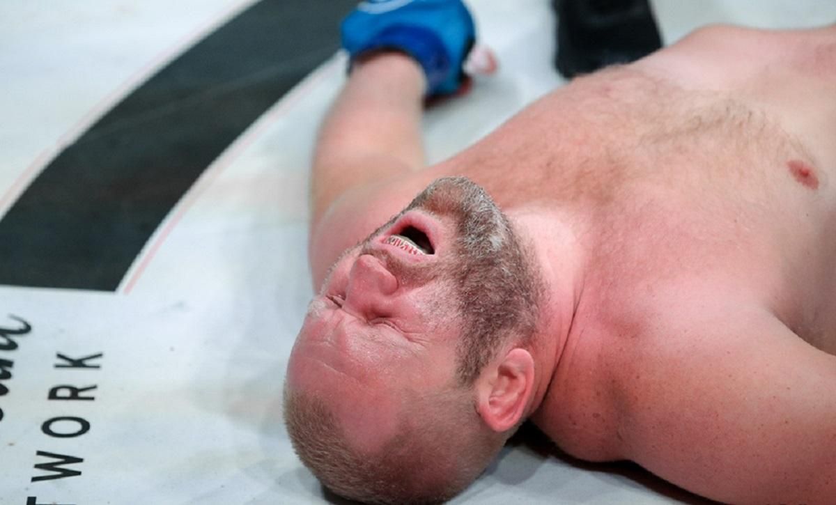 Американец Митрион нокаутировал россиянина Харитонова ударом между ног: головокружительное видео Американец Митрион нокаутировал россиянина Харитонова ударом между ног: головокружительное видео