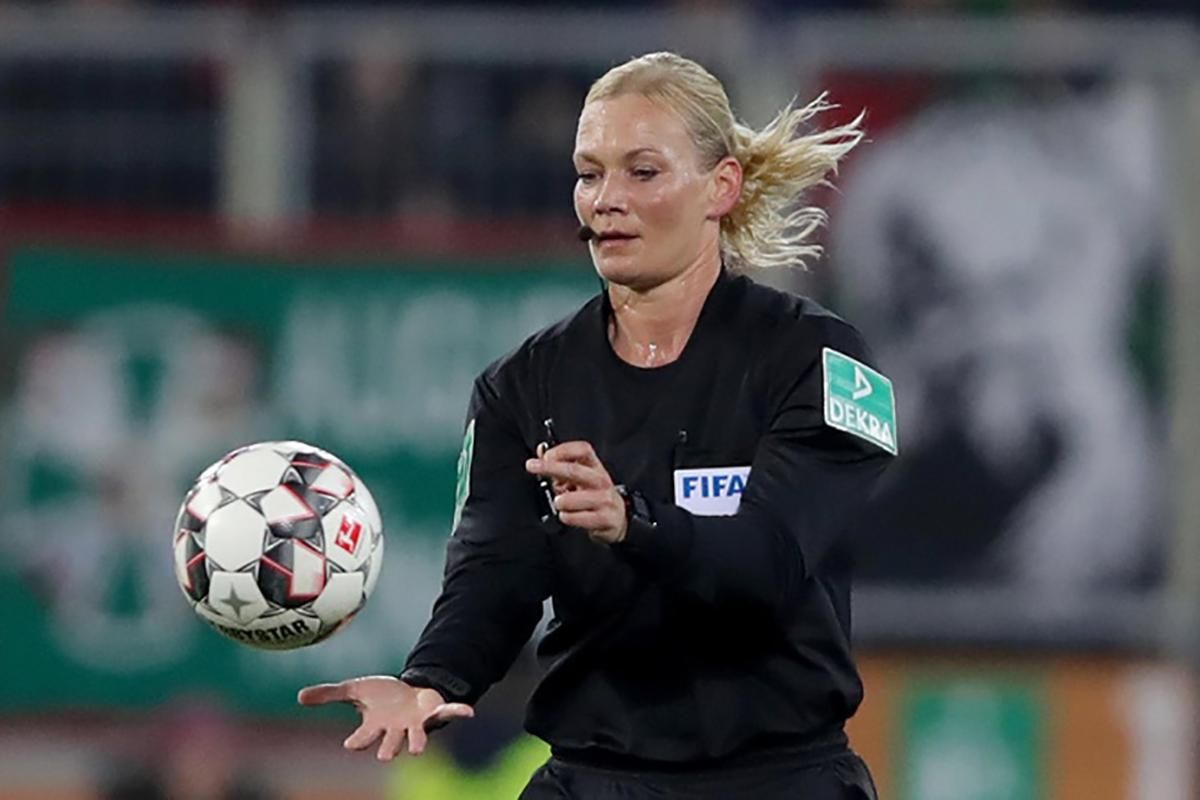 В Иране отказались показывать матч "Баварии": виной всему женщина-арбитр В Иране отказались показывать матч "Баварии": виной всему женщина-арбитр