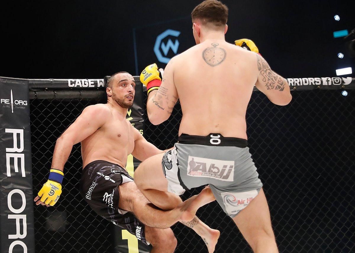 Боєць ММА зазнав жахливого перелому після удару ногою: відео Боєць ММА зазнав жахливого перелому після удару ногою: відео