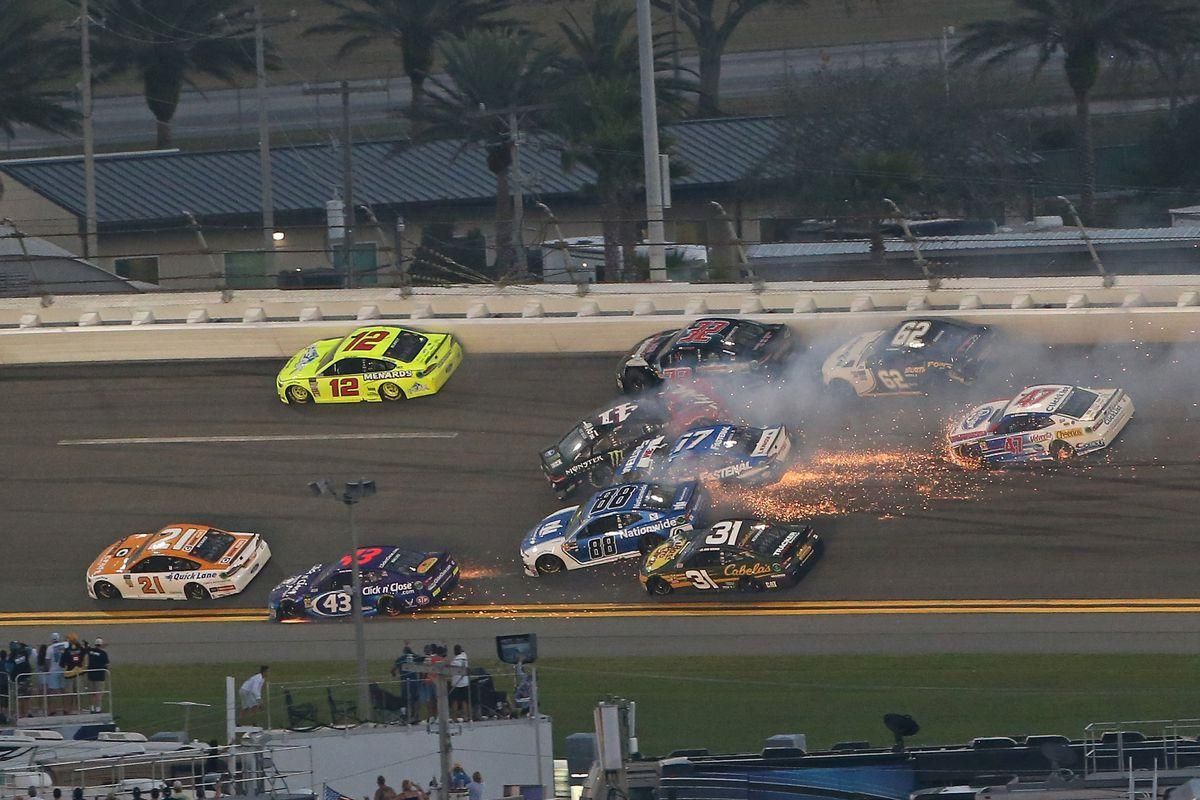 Під час перегонів Daytona 500 сталася масова аварія за участі 21 автомобіля: відео