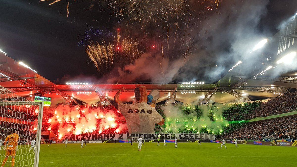 В Польше фанаты устроили горячее файер-шоу с фейерверками и социальным подтекстом: видео