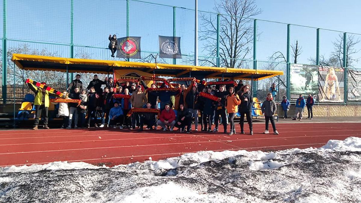 Футболіст української команди був змушений втікати від фанатів зі стадіону: відео