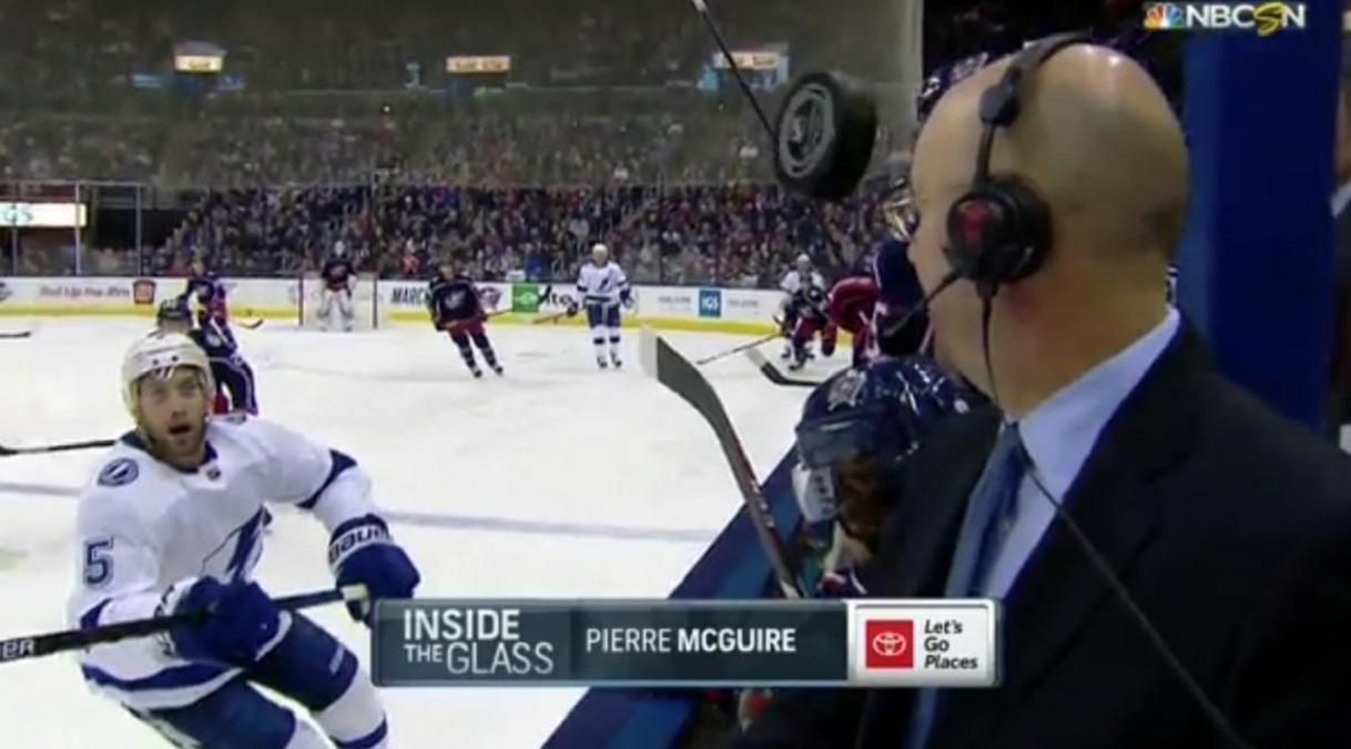 Під час матчу НХЛ шайба ледь не потрапила коментатору в голову: карколомне відео 