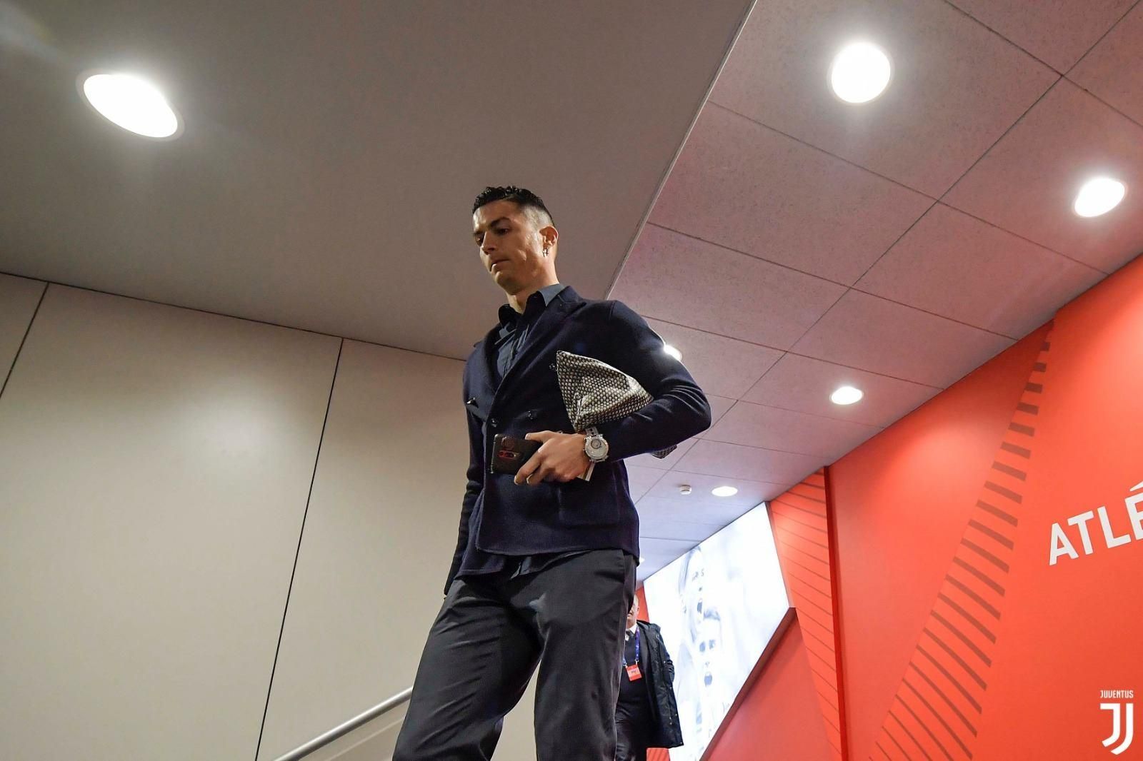 Роналду неоднозначно відреагував на поразку в Лізі чемпіонів від "Атлетіко" Роналду неоднозначно відреагував на поразку в Лізі чемпіонів від "Атлетіко"