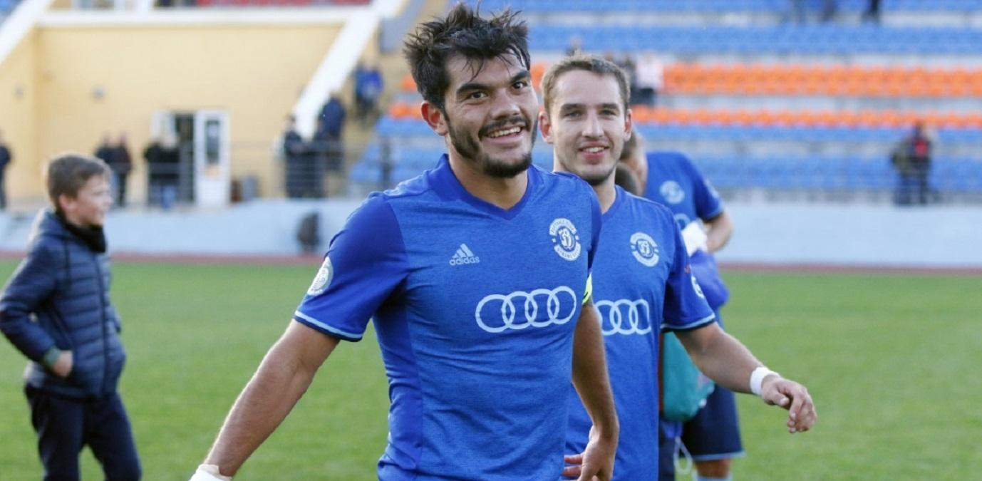 Украинский футболист забавно отобрал у судьи красную карточку во время матча: видео