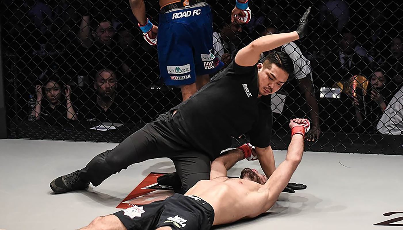 Брата Нурмагомедова брутально нокаутували коліном: відео Брата Нурмагомедова брутально нокаутували коліном: відео