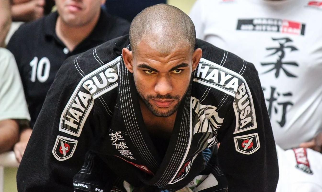 На соревнованиях в Бразилии безумный боец подрался с толпой зрителей: видео На соревнованиях в Бразилии безумный боец подрался с толпой зрителей: видео