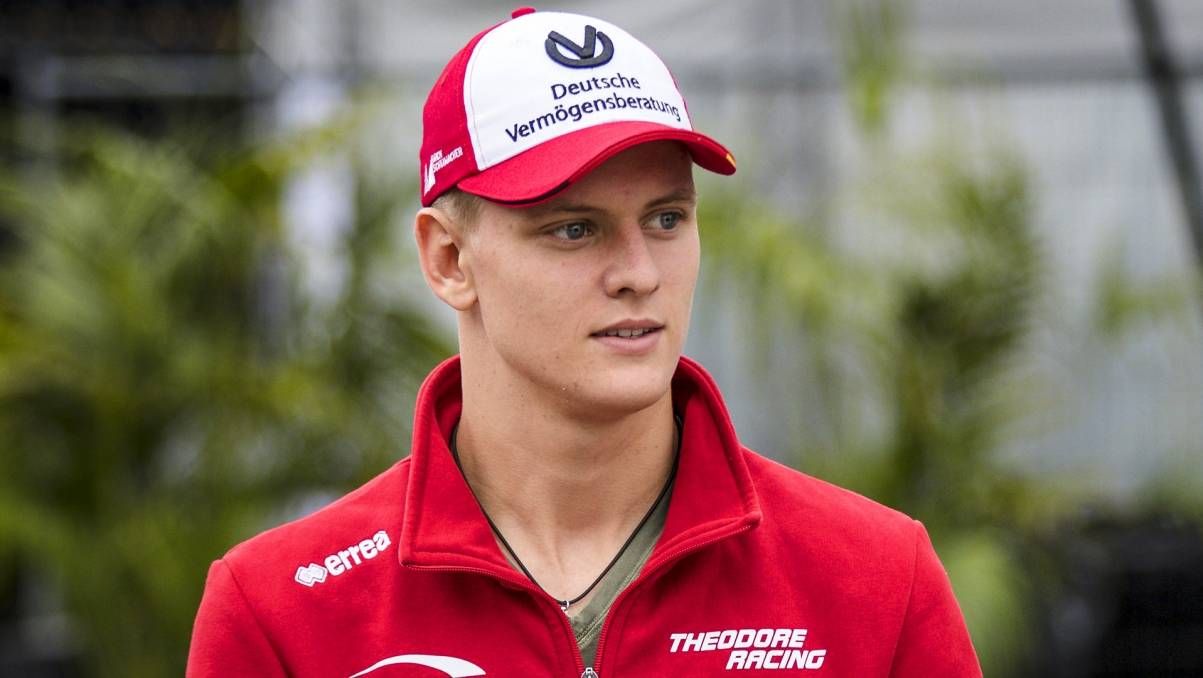 Шумахер показав шолом для нового сезону у Формулі-2: фото Шумахер показав шолом для нового сезону у Формулі-2: фото