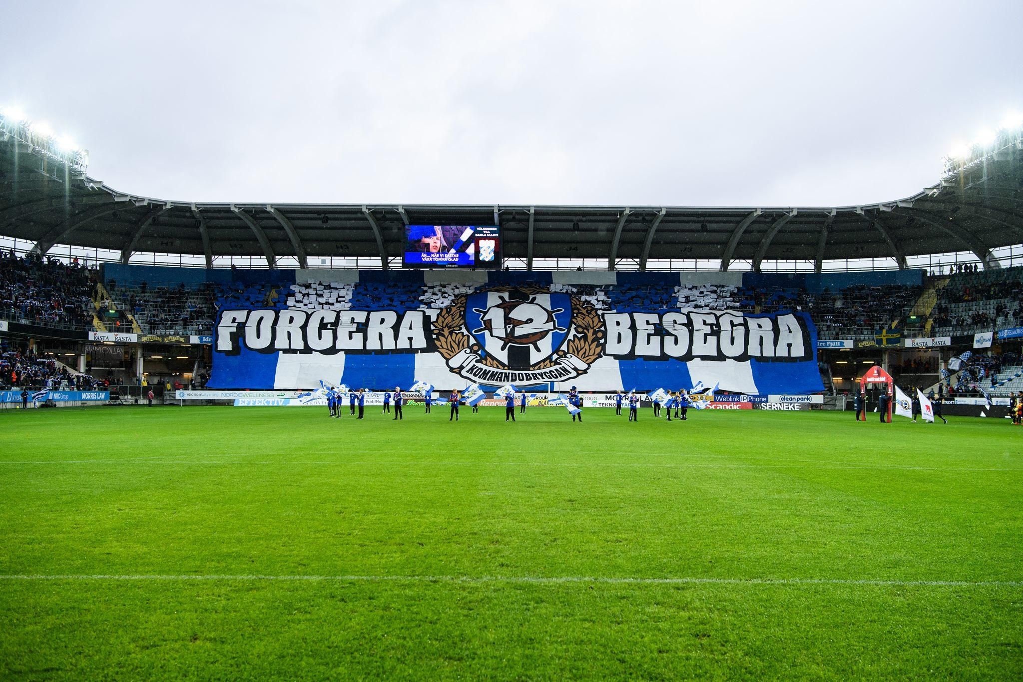 Обстріляли поле фаєрами: матч Кубка Швеції перервали через піро-шоу фанатів (відео) Обстріляли поле фаєрами: матч Кубка Швеції перервали через піро-шоу фанатів (відео)