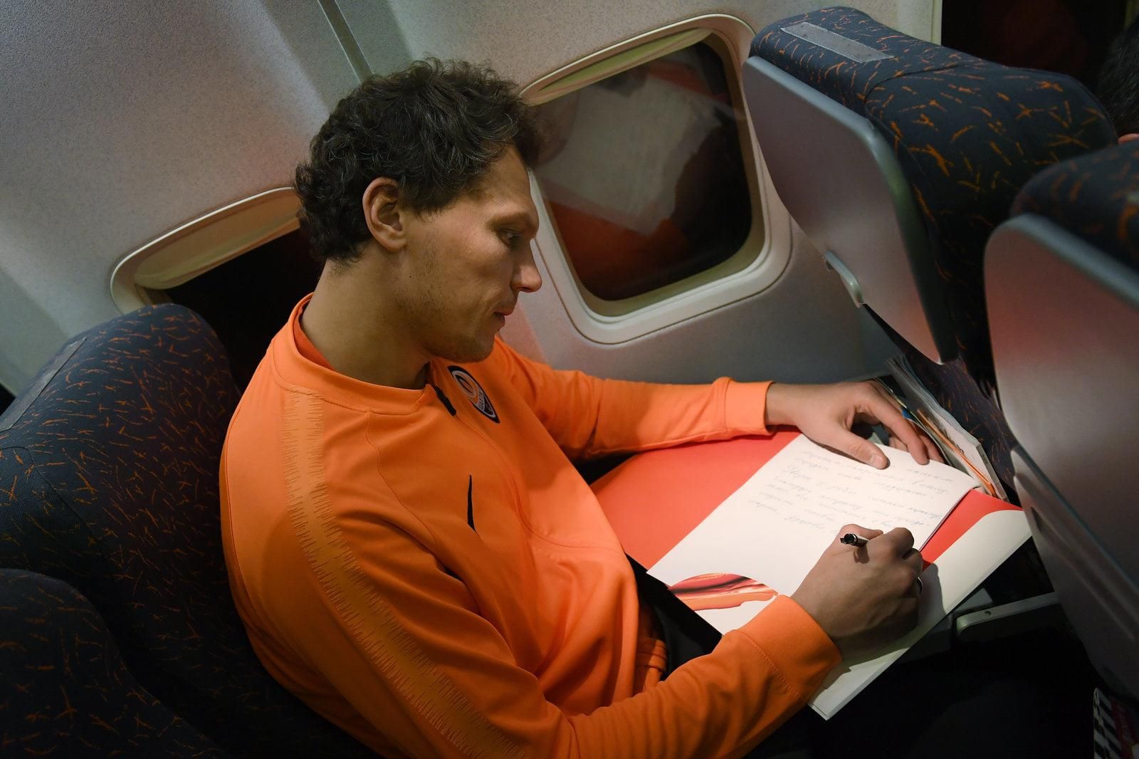 Голкипер "Шахтера" Андрей Пятов в трогательном письме поддержал пленных украинских моряков Голкипер "Шахтера" Андрей Пятов в трогательном письме поддержал пленных украинских моряков