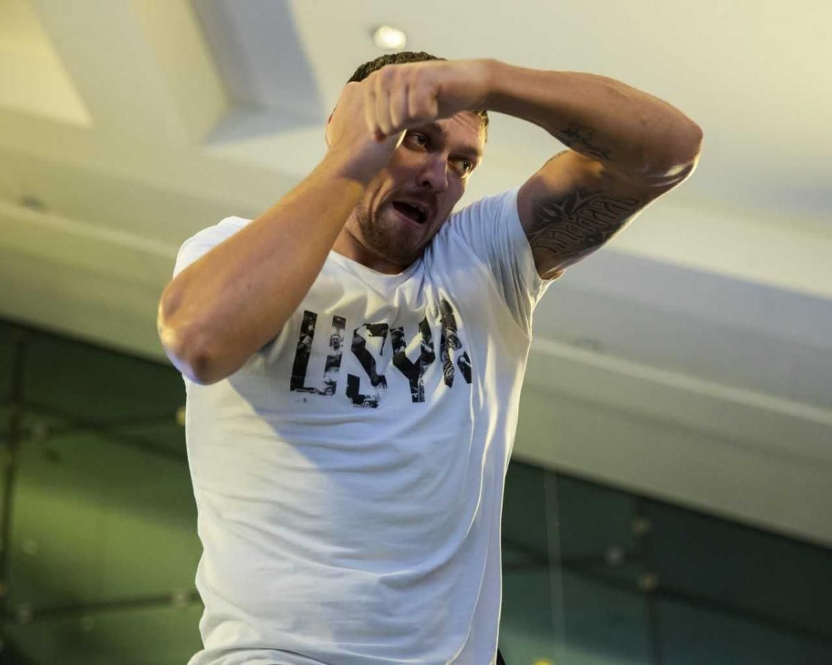 У команду Усика увійшов новий фахівець: фото У команду Усика увійшов новий фахівець: фото