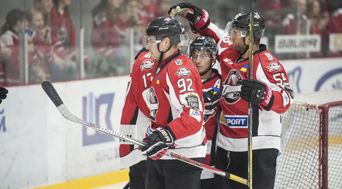 Хоккеист в чемпионате Украины забросил невероятную шайбу: видео Хоккеист в чемпионате Украины забросил невероятную шайбу: видео